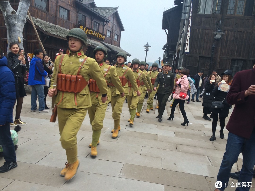 这个地方满大街的民国女子，还有民国士兵巡街，军官满大街都是