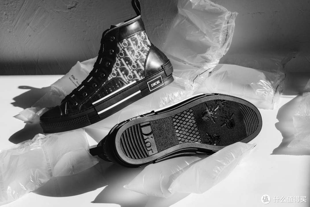 延续半透明设计：Dior B23 Oblique 黑色版高筒运动鞋露出