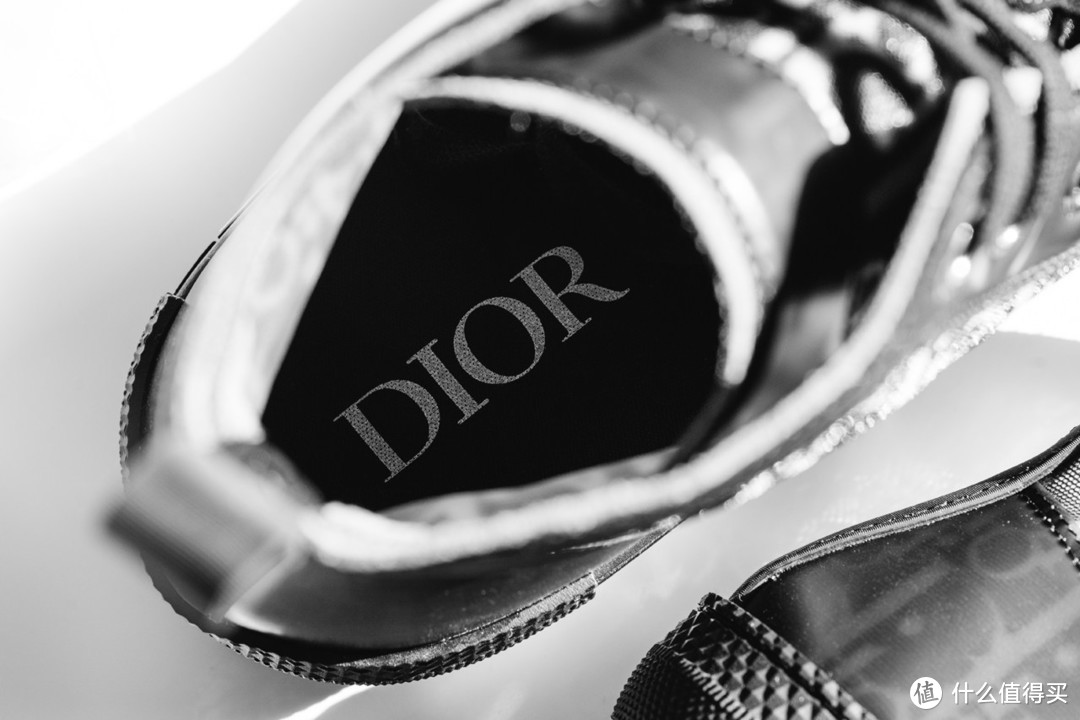 延续半透明设计：Dior B23 Oblique 黑色版高筒运动鞋露出