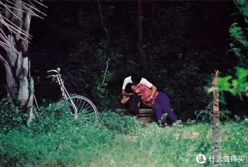 1983年 广东湛江 公园里的一对大龄青年情侣