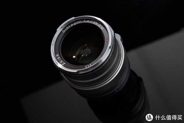 这支35定可能有些尴尬-Zeiss Distagon T* 1.4\/