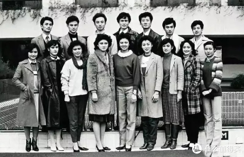 1985广东广州 参加广州“青春美”大赛决赛的男女选手化妆后合影