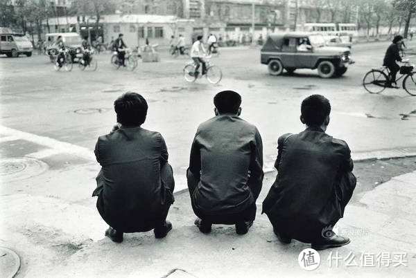 1982蹲在广州街头，若有所思的外地干部