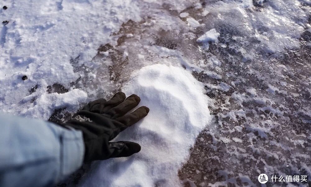 ▲路过一个垃圾站的时候我们在地上发现了一头北极熊的脚印