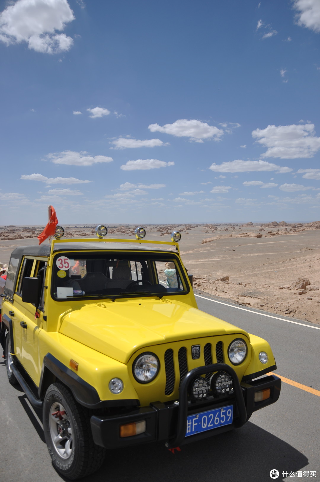 黄色的吉普车特别抢手，荒漠中拍照的完美道具
