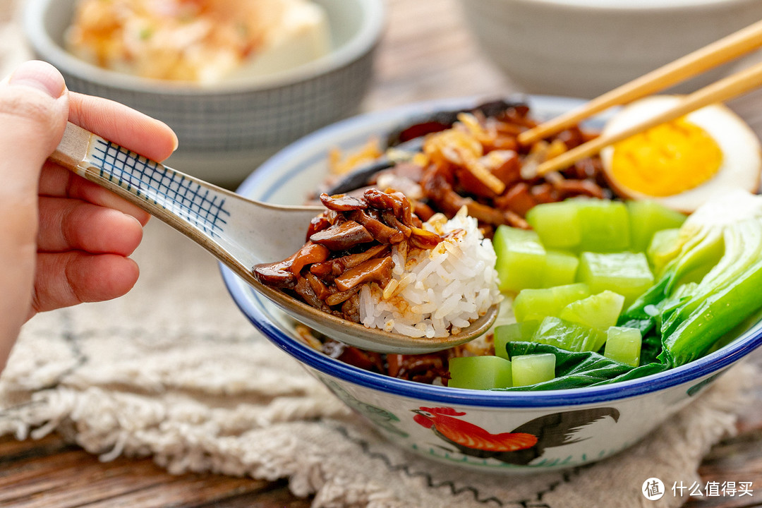 这一碗美食，没肉没海鲜，为何还能吃出肉味？