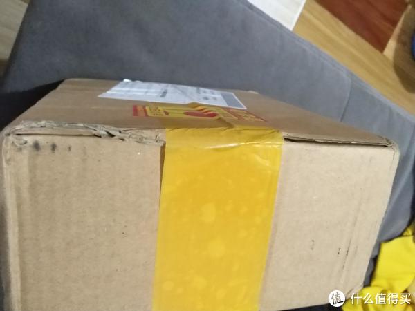 一个小包裹，看起来不大，摸起来挺轻