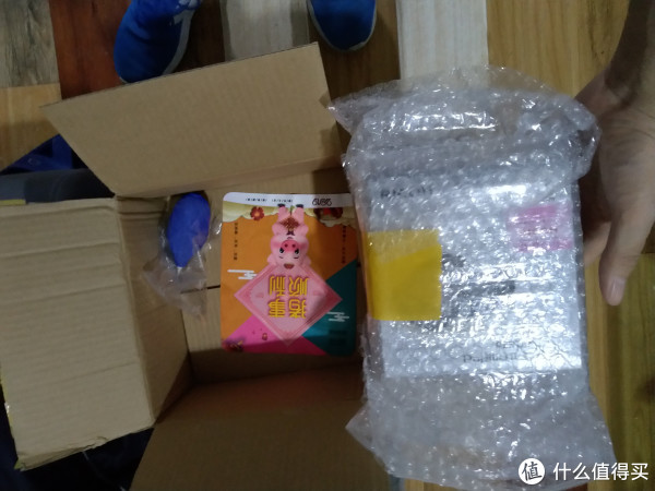 打开发现一堆泡泡纸包裹着望远镜盒子，还有一个小布和一个不知道干什么的东西，哈哈