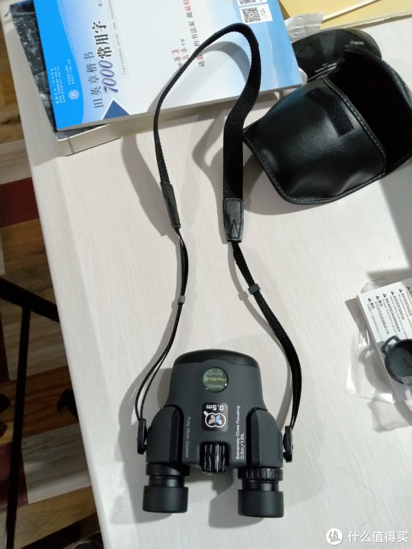 现在是目镜环旋出来了，然后那个带子按照说明书往里一按就插好了，然后发现拿不下来了。。。。。谁知道这个带子怎么取下来呀