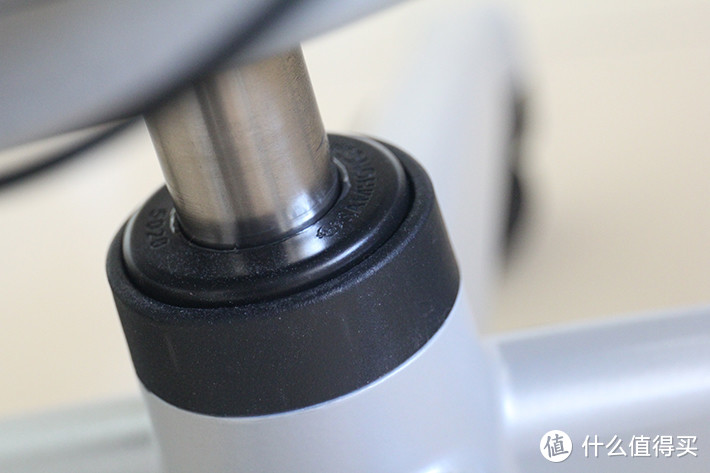 这款椅子定制的韩国三弘的气压棒,上面的钢印是带有haworth品牌的logo