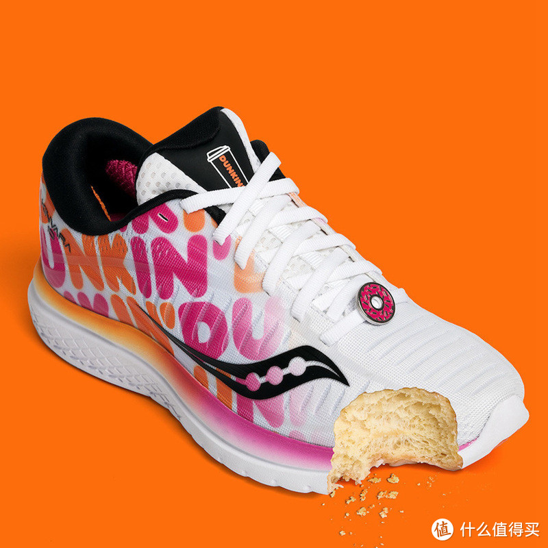 甜甜圈糖果配色：Dunkin’ x saucony Kinvara 10 联名款跑鞋 正式发售