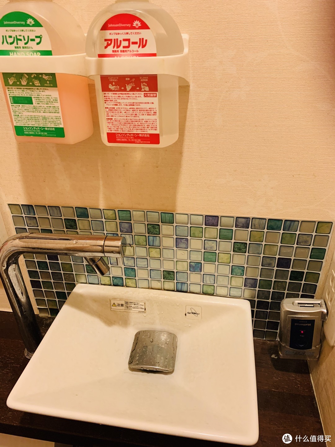 绿色的是洗手液，红色的是酒精消毒液，居然还配备了供客人应急用的剃须刀