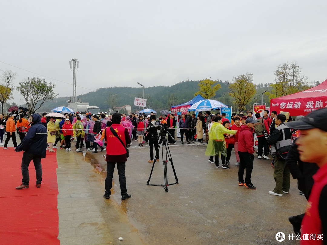 认真得像是专业的--奔跑永新.首届马拉松赛