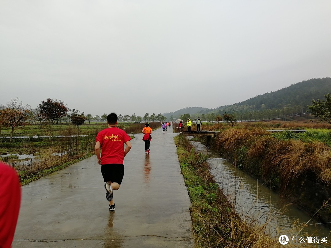 认真得像是专业的--奔跑永新.首届马拉松赛