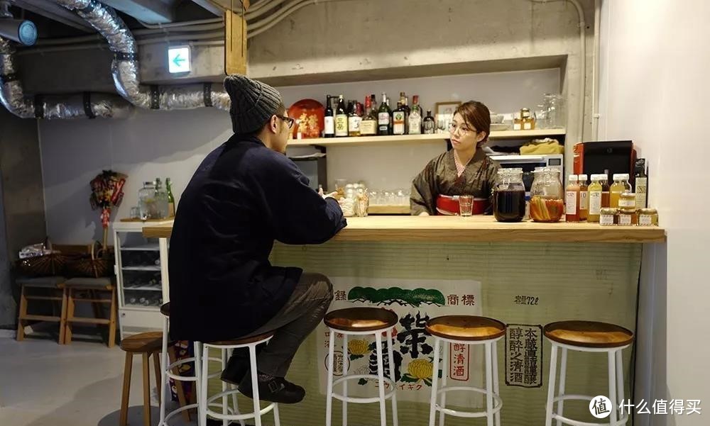 ▲hostel里的负一楼有图书室，还有bar，每天下午就会有穿着日本传统服饰的女人在吧台给大家提供酒水