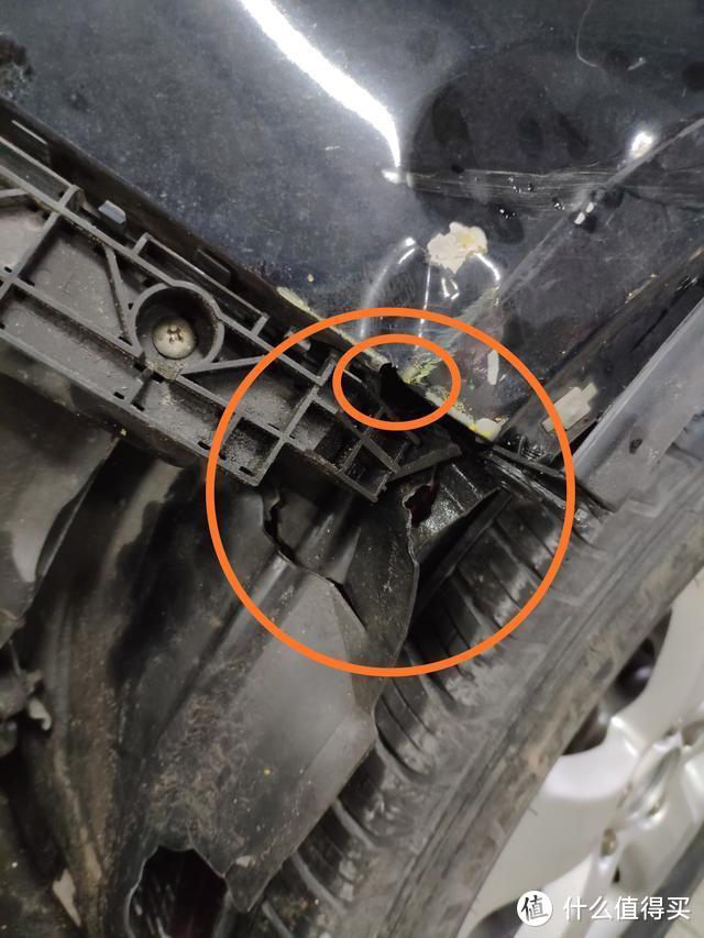 本田CR-V避让面包车撞上护栏，车主：刚换的轮胎又报废了