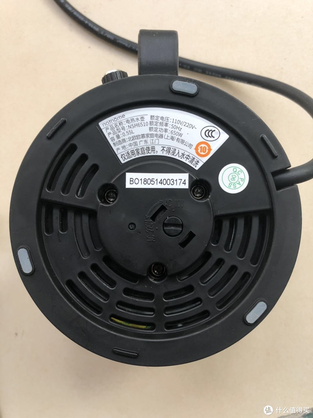 壶底通过一个旋转开关，可以选择壶的工作电压。（110V或220V）