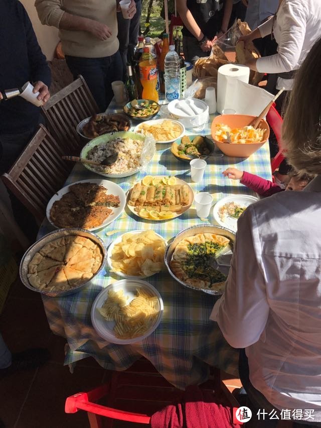 上菜，他们很多人会自己带做好的食物过来。这点很好！中间有个类似春卷的东西，油乎乎的我没吃。阿尔及利亚姑娘做的我没吃饭。因为扭捏，这只能怪我自己！所以你到别人家不用不好意思，这种聚餐就这样！人家知道你是外星人。会礼貌的叫你。但不能总是让别人谦让你，自己动手，丰衣足食！扭捏的结果就是你饿着！这就是文化差异！