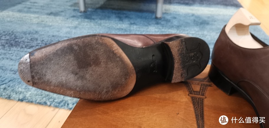 图6：这个鞋底好像叫Prestige leather sole? 我记不太清楚了，这个底要比正常的Traditional double leather soles要贵却不是很耐穿。下面发黑是因为有一次穿出去下雨了。整体来讲我感觉John Lobb的底还是比GG的耐穿