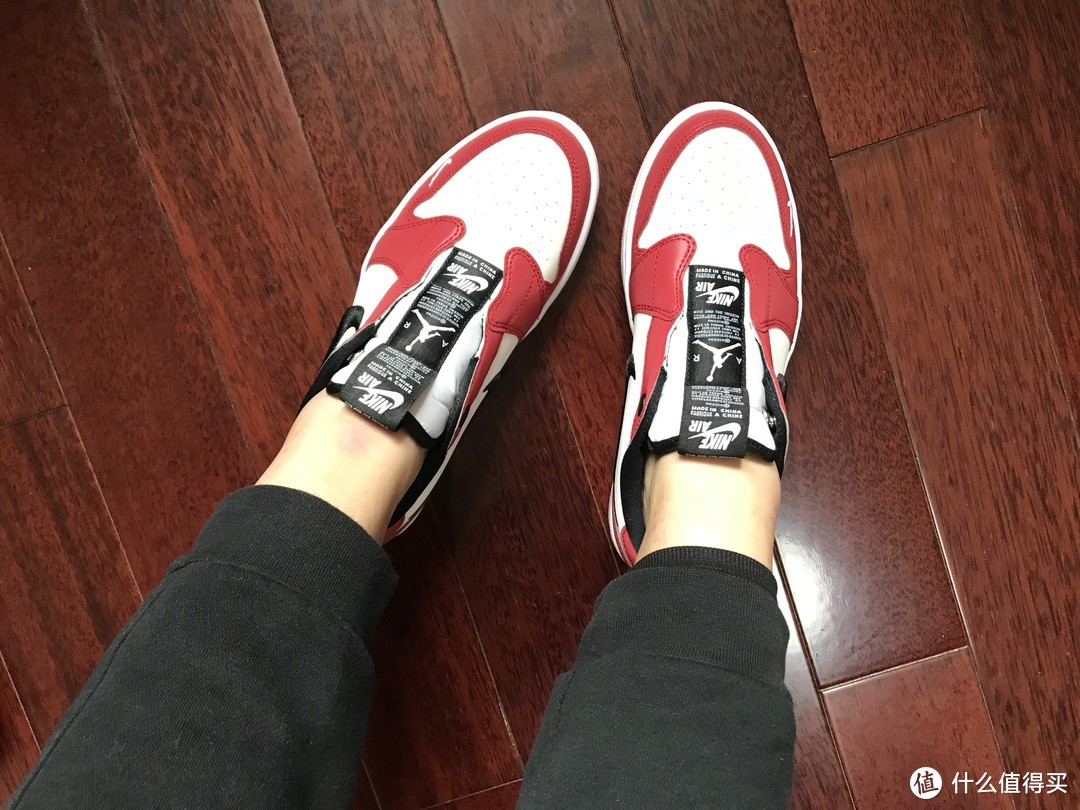 一脚蹬的AIR JORDAN 1 LOW SLIP NRG 女子运动鞋