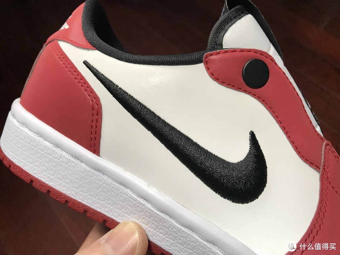 一脚蹬的AIR JORDAN 1 LOW SLIP NRG 女子运动鞋