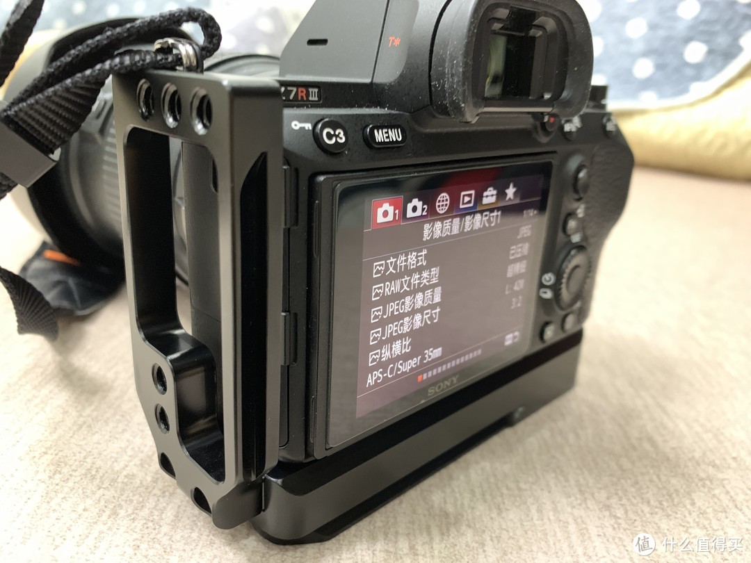 为了无处安放的小指——斯莫格SmallRig  索尼 A7R3 L快装板