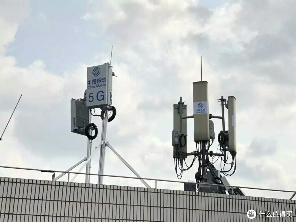 贴着广告的就是中兴 5G AAU和天线是一体的