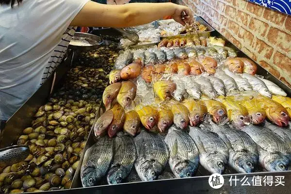 【高雄吃到饱餐厅/凤山大寮美食】鲜炭霸海鲜碳烤火锅，有螃蟹姜母鸭.生蚝.活虾.活蟹