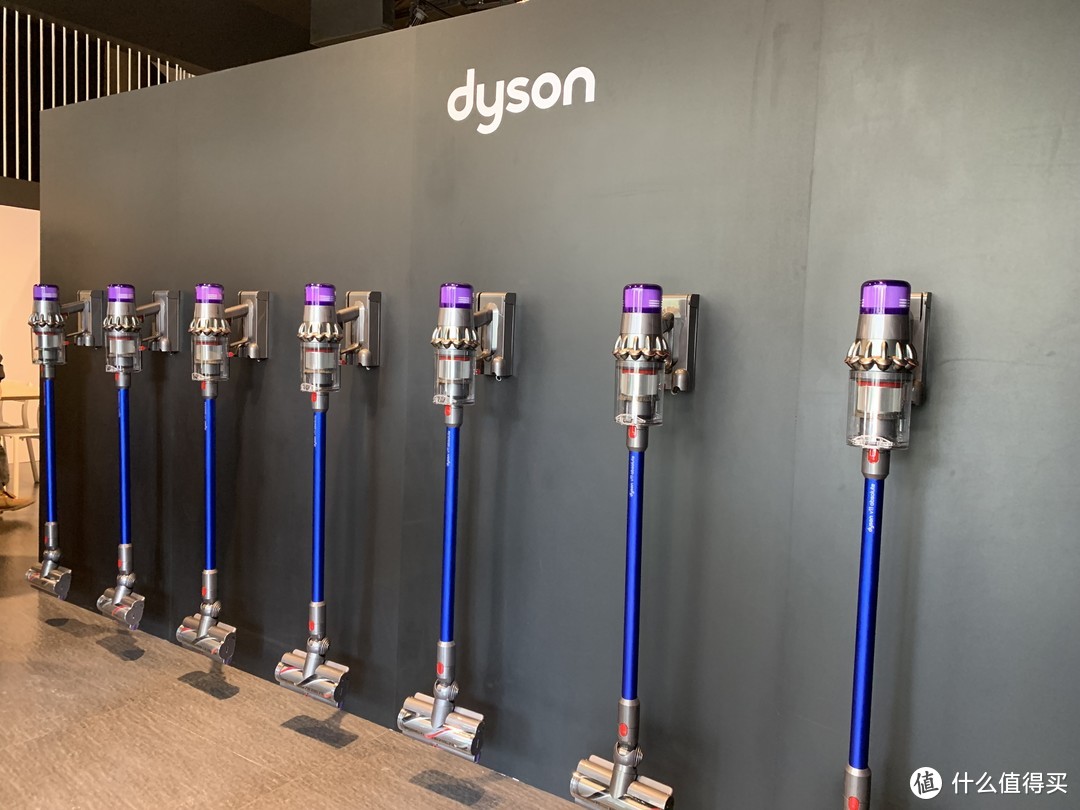   dyson 戴森 V11系列吸尘器国内发布：LCD液晶屏+智能感应吸头