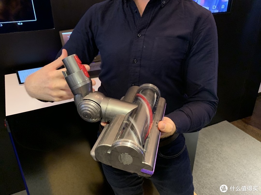   dyson 戴森 V11系列吸尘器国内发布：LCD液晶屏+智能感应吸头