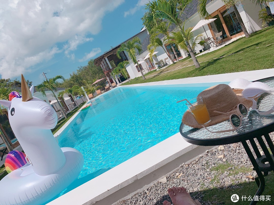 海岛上是个酒店就有的泳池让人随时想跳进去游一圈