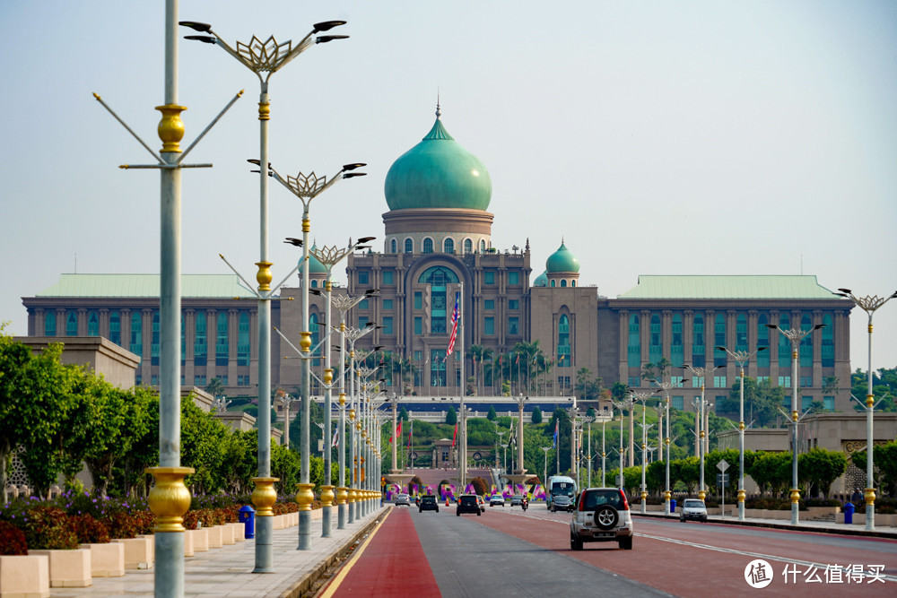 总理办公楼就在前面，先去粉红清真寺。