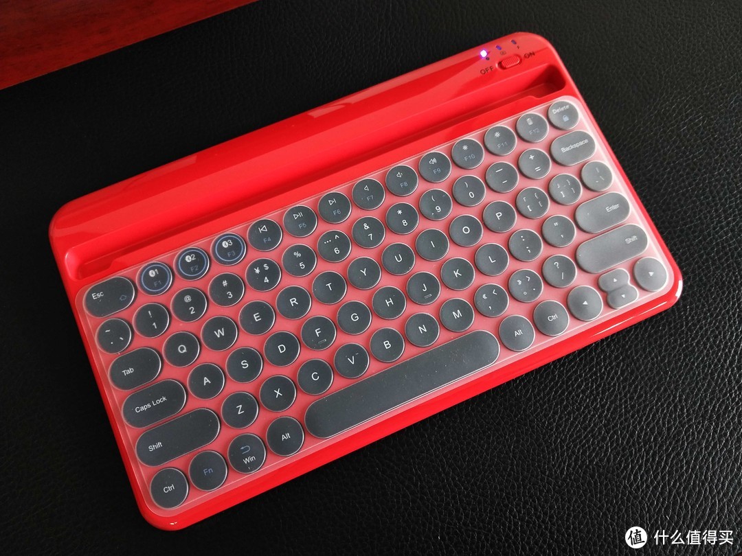 复古按钮辅以骚气的黑红配色，航世HB206无线蓝牙键盘就是这么靓
