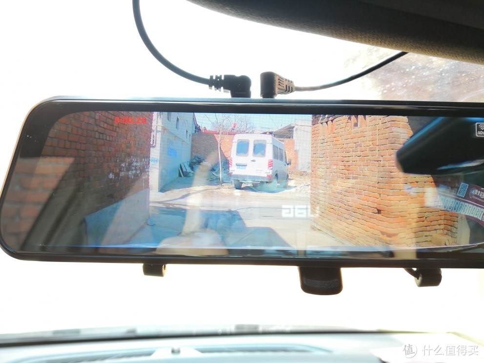 行车记录仪画面（可以设置3s屏幕保护，屏幕保护后就是普通后视镜）
