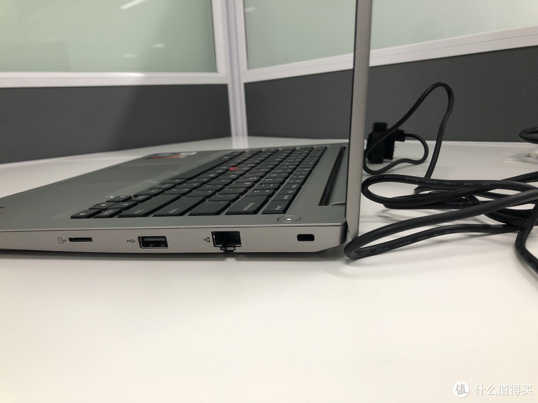 用惯了MacBook，这底座和屏幕真的不算薄。