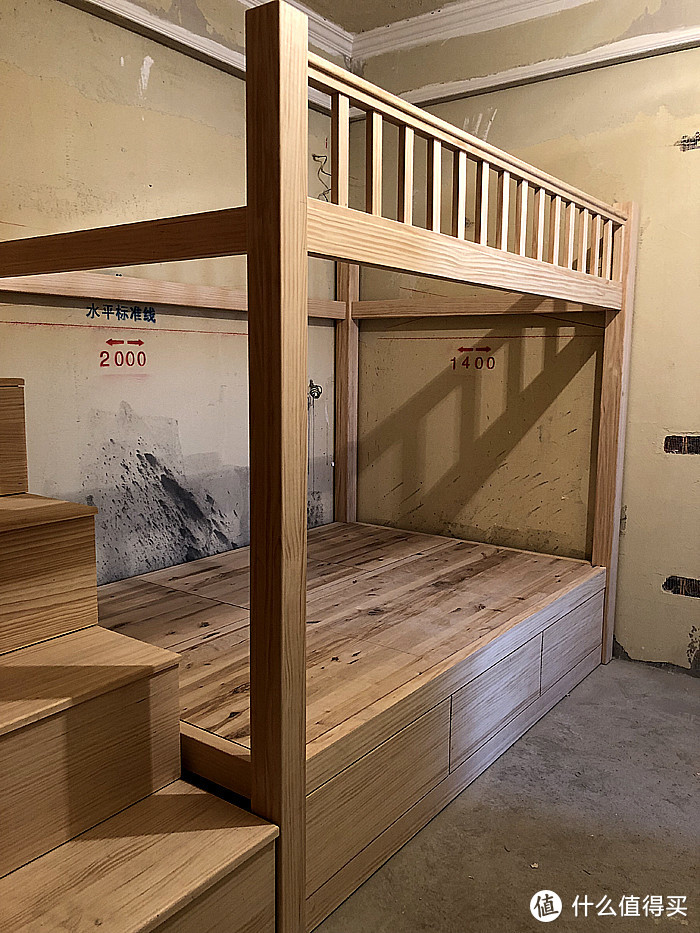 木工现场根据设计打造的高低床，与整体空间相契合。