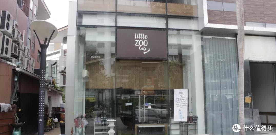 只知道去咖啡馆撸猫撸狗那你就out啦，不如来看看泰国这家Little Zoo Cafe，店员居然来自动物园！