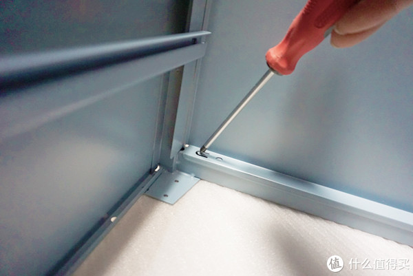 用螺丝刀把它顶进去