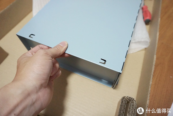 上抽屉后板,注意要先卡进缝里,再弯折卡口