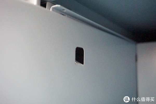 抽屉内部有卡口,需要把它顶出去,这样抽屉就不会拉出柜体,掉地上了。