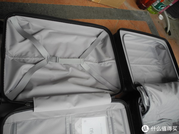在体积不变的前提下，因为多了前开盖设计，所以这个版本的左侧箱体只剩下一半容量，大家购买之前要斟酌哈。