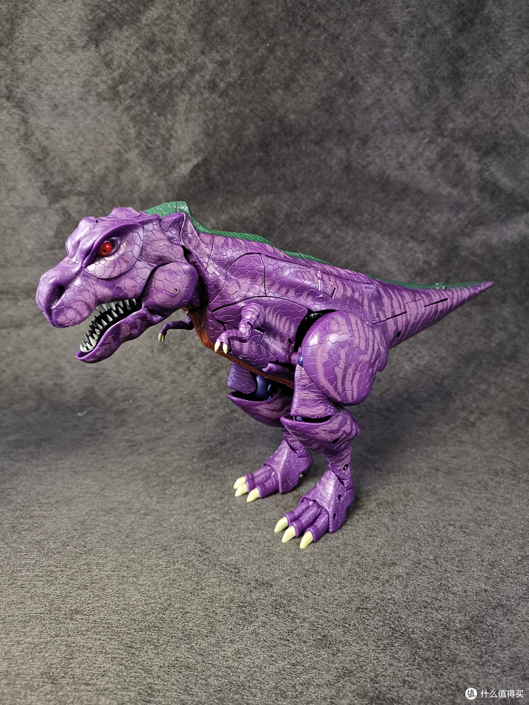 顾名思义,霸王龙的伪装形态是一头紫色的霸王龙,它的皮肤质地延续了