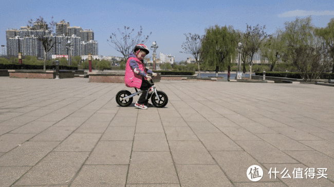 让孩子更畅快滑行，柒小佰儿童滑步车体验!