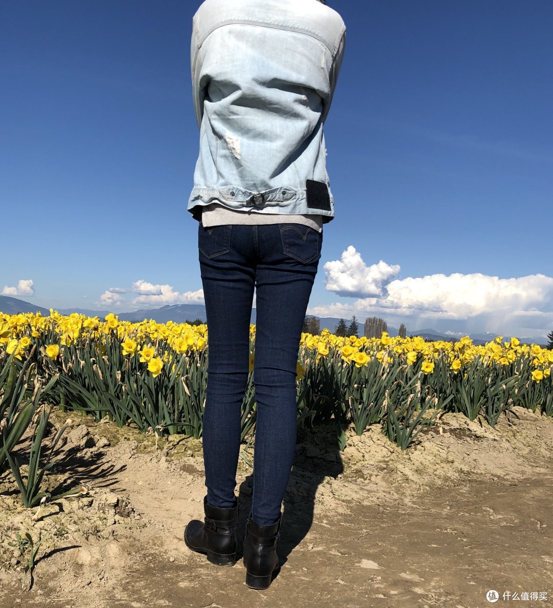 穿李维斯高腰紧身牛仔裤去看花