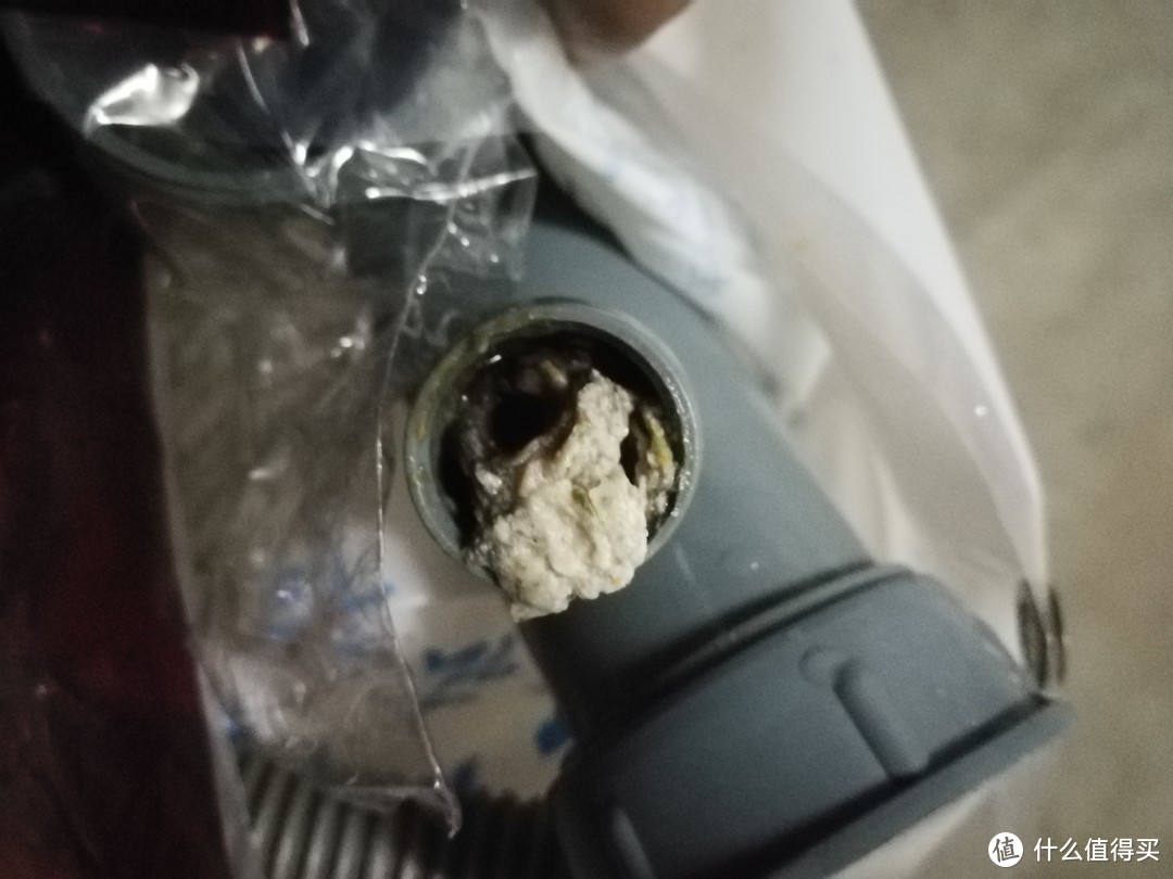 徒手可以拧开排水管的接头，里面卡满了这种白色类似面粉团的凝结物，猜测是洗洁精和油脂的化合物沉积所致。