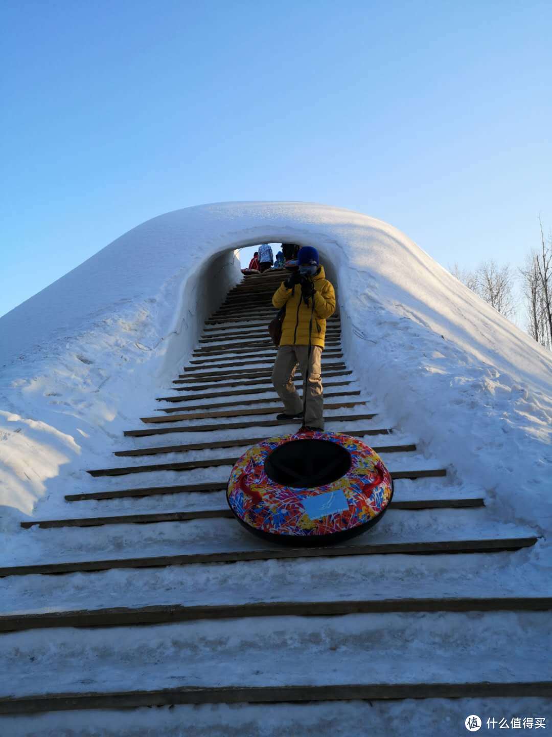 租了圈圈后拖上去排队玩雪坡