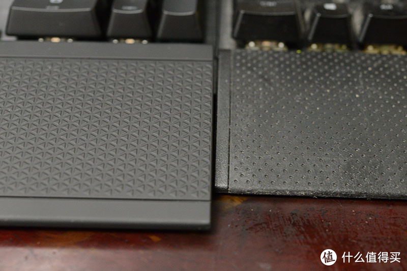 左为新版，右为老版。键盘托更长一些，高度也稍微高一些，总体手感要好一些。老版本的永久了有一点粘性。