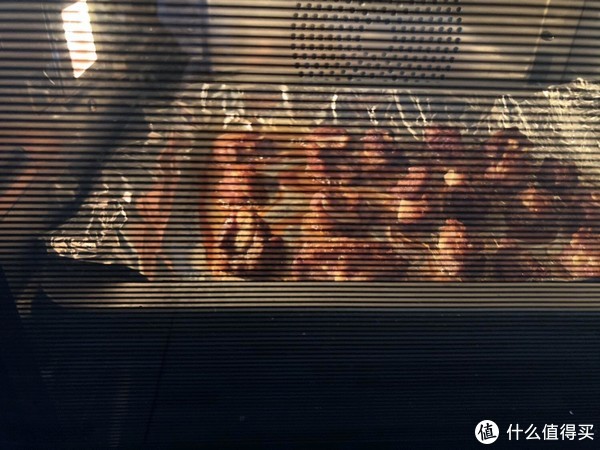 烤制中，照片看着不清晰，但实际上肉肉已经开始出油了
