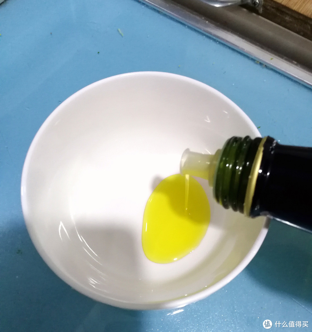 颜色金黄，透亮，它这个瓶口设计的挺好，不会撒，一滴也不会浪费