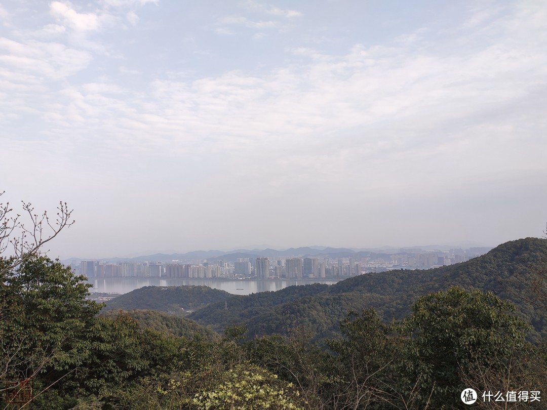 西湖群山美，踏青正当时